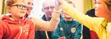 Jugendherberge NRW Familie spielt Karten