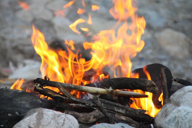 Camping mit Lagerfeuer