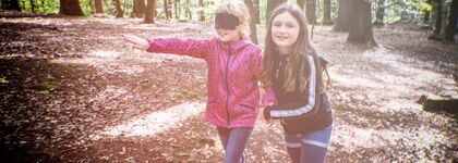 Klassenfahrt NRW Schüler spielen Verstecken im Wald
