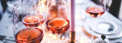 gedeckter Tisch gefüllte Gläser mit Rosewein