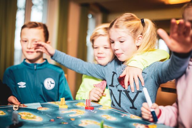Klassenfahrt NRW Schüler beim Gesellschaftsspiel