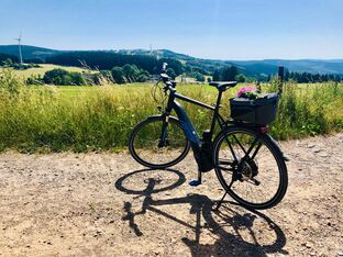 Sauerland Biketour Wiesen und Felder Biken Sauerland Fahrrad vor Wiesen und Feldern